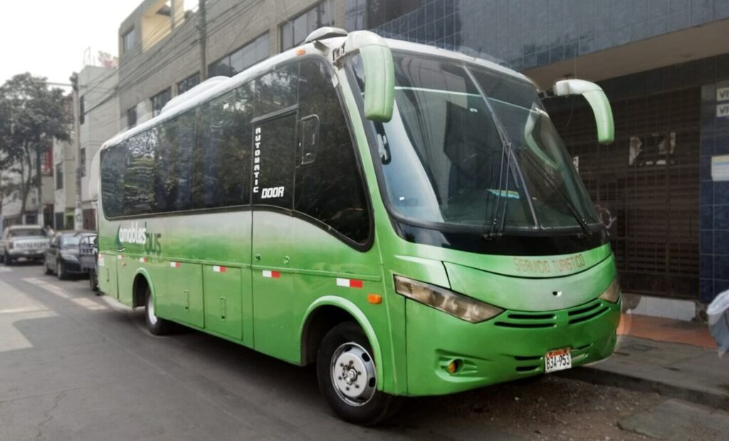 Ómnibus tours para visitar Aramu Muro y Sillustani en Puno Peru.