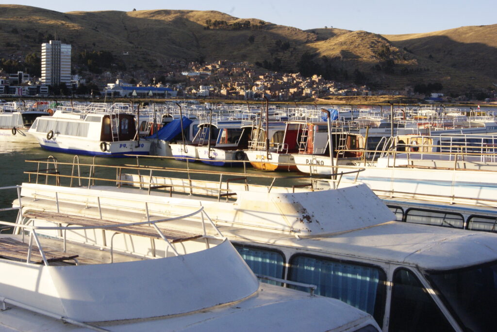 Servicio de transporte en lancha en el lago Titicaca. Puno hacia isla Taquile y isla Amantani. Boat transportation service on Lake Titicaca. Puno towards Taquile Island and Amantani Island. Service de transport en bateau sur le lac Titicaca. Puno vers l'île de Taquile et l'île d'Amantani.