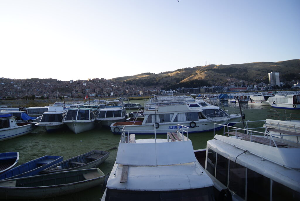 Servicio de transporte en lancha en el lago Titicaca. Puno hacia isla Taquile y isla Amantani. Boat transportation service on Lake Titicaca. Puno towards Taquile Island and Amantani Island. Service de transport en bateau sur le lac Titicaca. Puno vers l'île de Taquile et l'île d'Amantani.