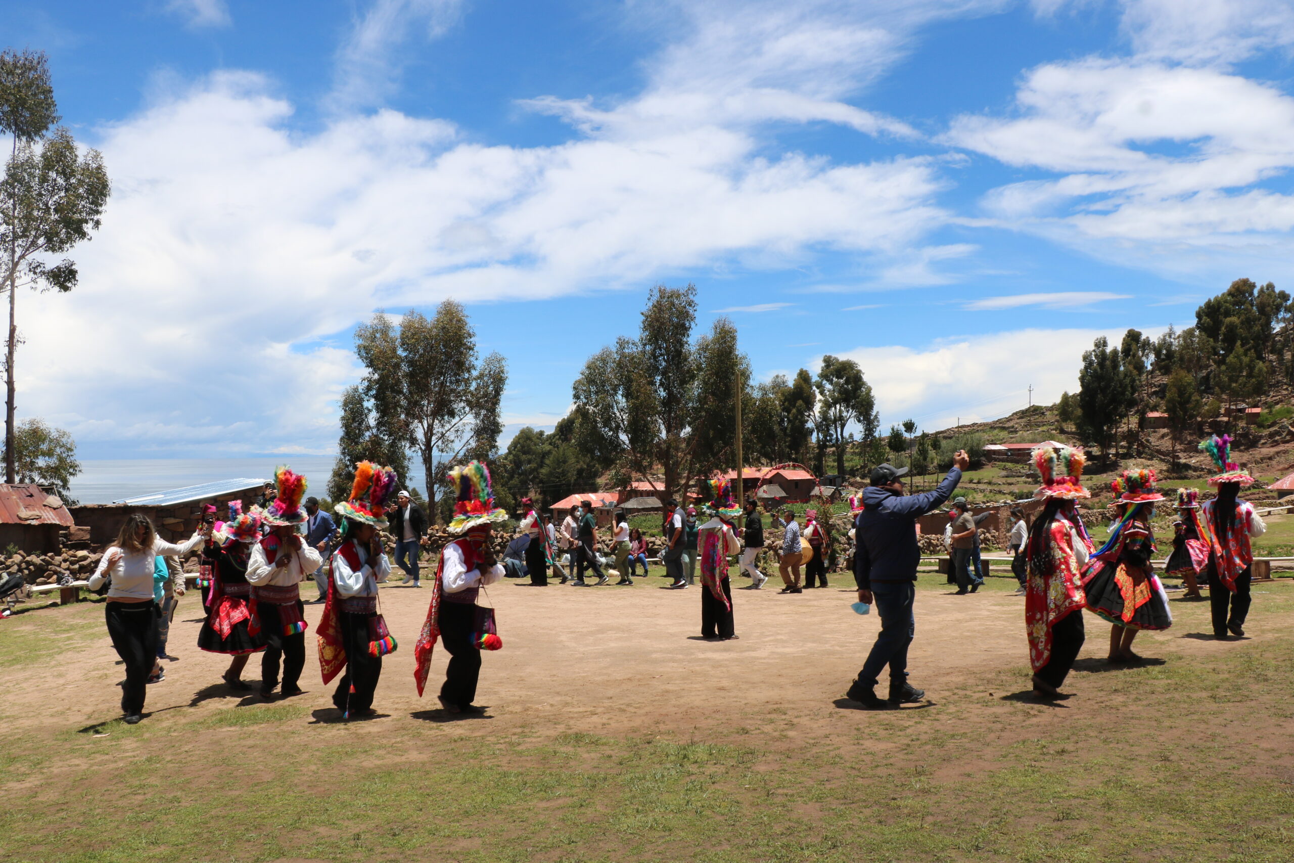 Taquile Full Day, danzas y festividad de recibimienro a los turistas en la isla taquile puno peru.