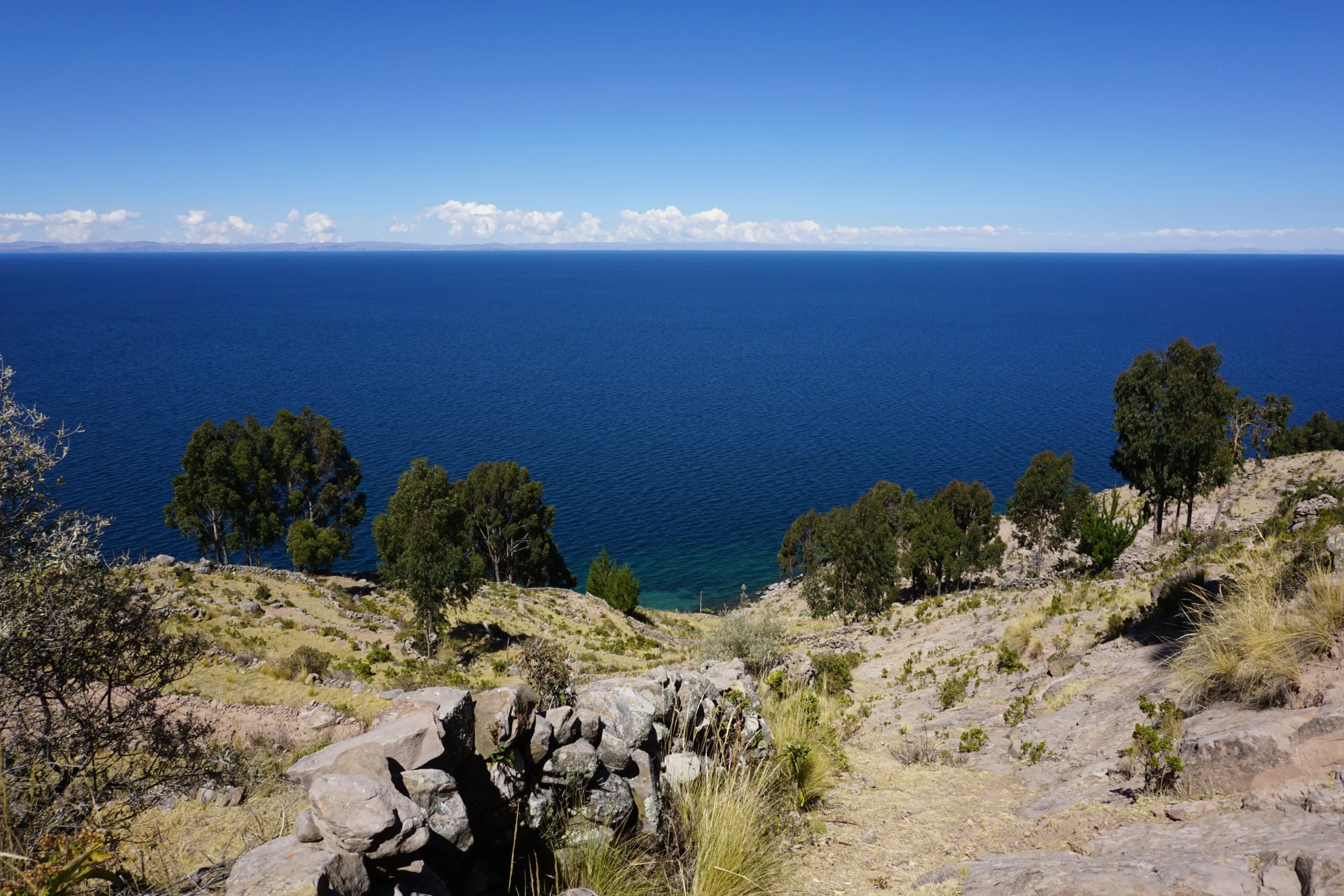 Servicio de transporte en lancha en el lago Titicaca. Puno hacia isla Taquile y isla Amantani. Boat transportation service on Lake Titicaca. Puno towards Taquile Island and Amantani Island. Service de transport en bateau sur le lac Titicaca. Puno vers l'île de Taquile et l'île d'Amantani.